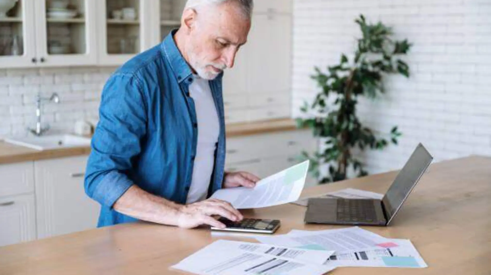 hombre con documentos